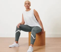 2 Sport-Tops, grau und weiß
