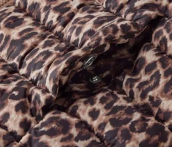 Steppweste mit Kapuze, beige mit braun-schwarzem Leo-Alloverprint