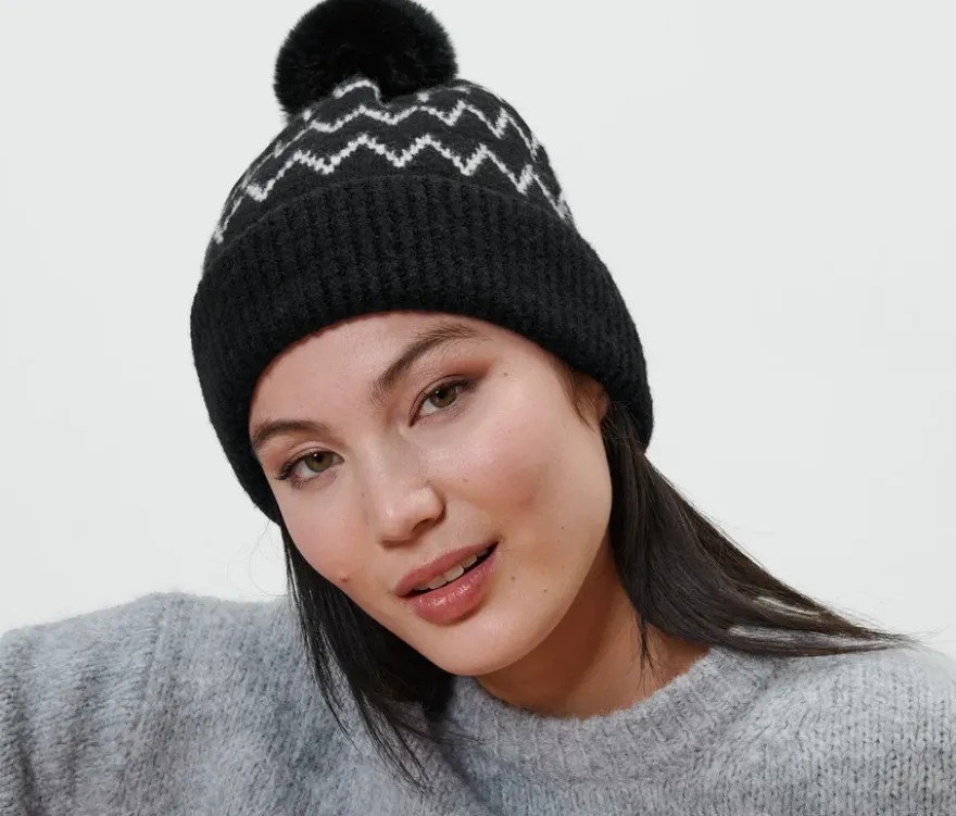 Strickmütze mit Bommel