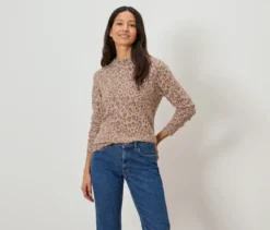 Strickpullover mit Stehkragen, beige meliert mit hellbraunem Leo-Alloverprint