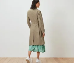 Trenchcoat, sand