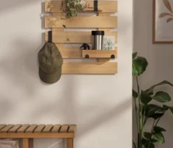 Wandregal mit flexiblen Haken und Boden